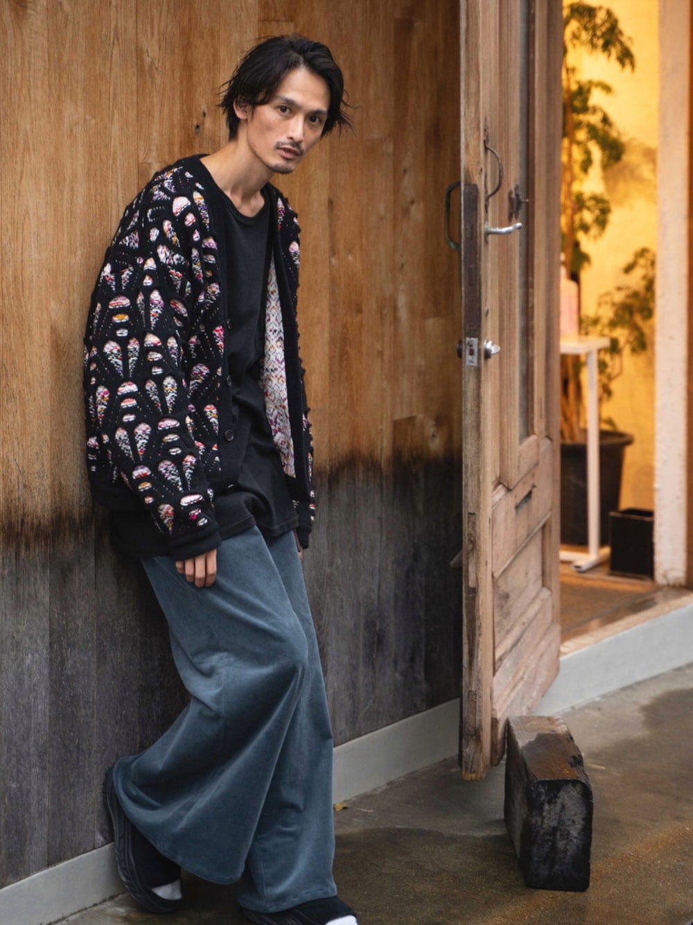 「カーディガン、N.HOOLYWOOD、UGG、柄ニット、バギーパンツ、iroquois」｜「IroquoisのOPEN WORK MIX KNIT CD（ニット/セーター、ブラック系）」を使った、君嶋麻耶さん（メンズ・176cm）の秋コーディネートの1枚目の写真
