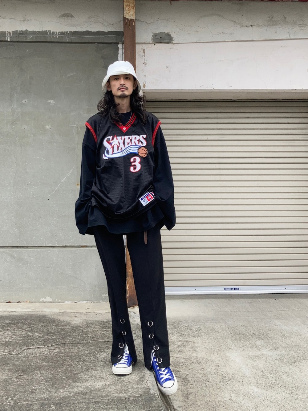 「vintage、古着MIX、古着、スリットパンツ、ブラック、ブラックコーデ、バケットハット、ゲームシャツ、バスケタンク、ユニフォーム、Iverson」｜「UNDECORATEDのUNDECORATED アンデコレイテッド / Cotton Hat コットンバケットハット / UDS23901（ハット、ホワイト系）」を使った、君嶋麻耶さん（メンズ・176cm）の夏コーディネートの1枚目の写真