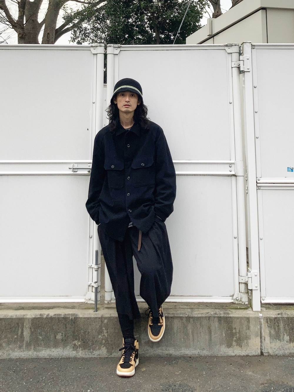 「iroquois、NIKE、Jordan、jordan1、1/F、ブラック、ブラックコーデ、vintage、古着MIX」｜「1/Fの【1/F】ハンドメイドニットバケットハット（ニットキャップ/ビーニー、ブラック系）」を使った、君嶋麻耶さん（メンズ・176cm）の春コーディネートの1枚目の写真