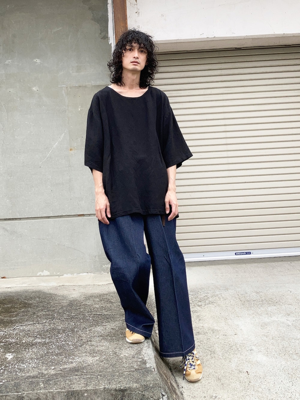 「iroquois、Wales Bonner、adidas、バギーパンツ、ワイドパンツ、ワイドデニム、スニーカー、レトロ」｜「IroquoisのINRAY CABLE（Tシャツ/カットソー、ブラック系）」を使った、君嶋麻耶さん（メンズ・176cm）の夏コーディネートの1枚目の写真