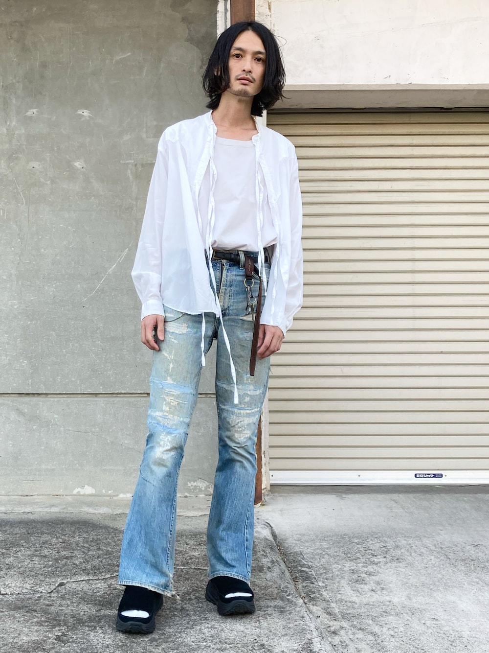 「iroquois、N.HOOLYWOOD、UGG、vintage、ヴィンテージデニム、フレアパンツ、ダメージデニムパンツ、646、Levi's」｜「IroquoisのSTUFFING JERSEY STITCH H/S（Tシャツ/カットソー、ホワイト系）」を使った、君嶋麻耶さん（メンズ・176cm）の春コーディネートの1枚目の写真