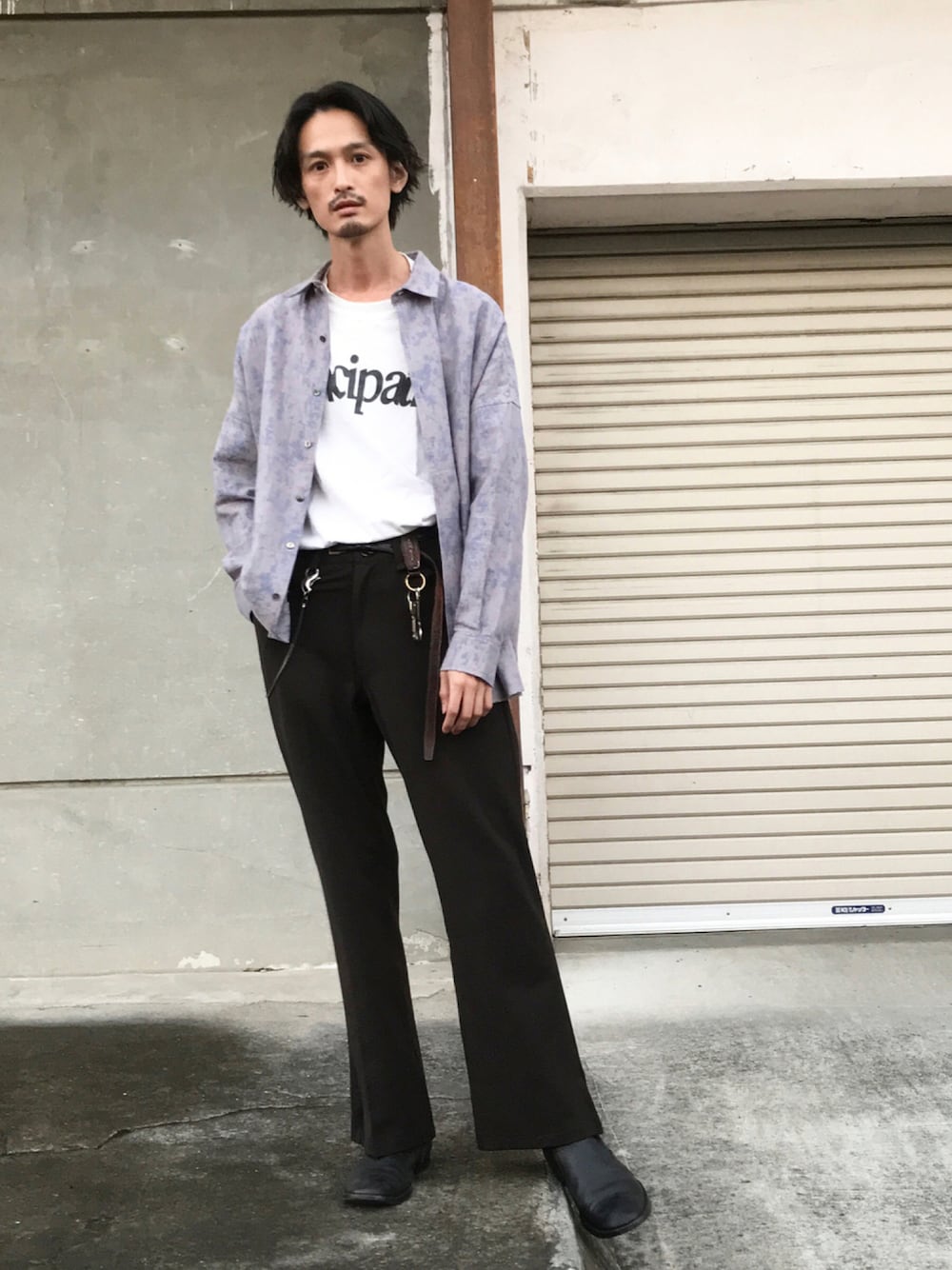 「柄シャツ、タックイン、フレアパンツ、SHAREEF、iroquois、Martin Margiela」｜「SHAREEFのBLURRED JQ L/S SHIRTS（シャツ/ブラウス、グレー系）」を使った、君嶋麻耶さん（メンズ・176cm）の秋コーディネートの1枚目の写真