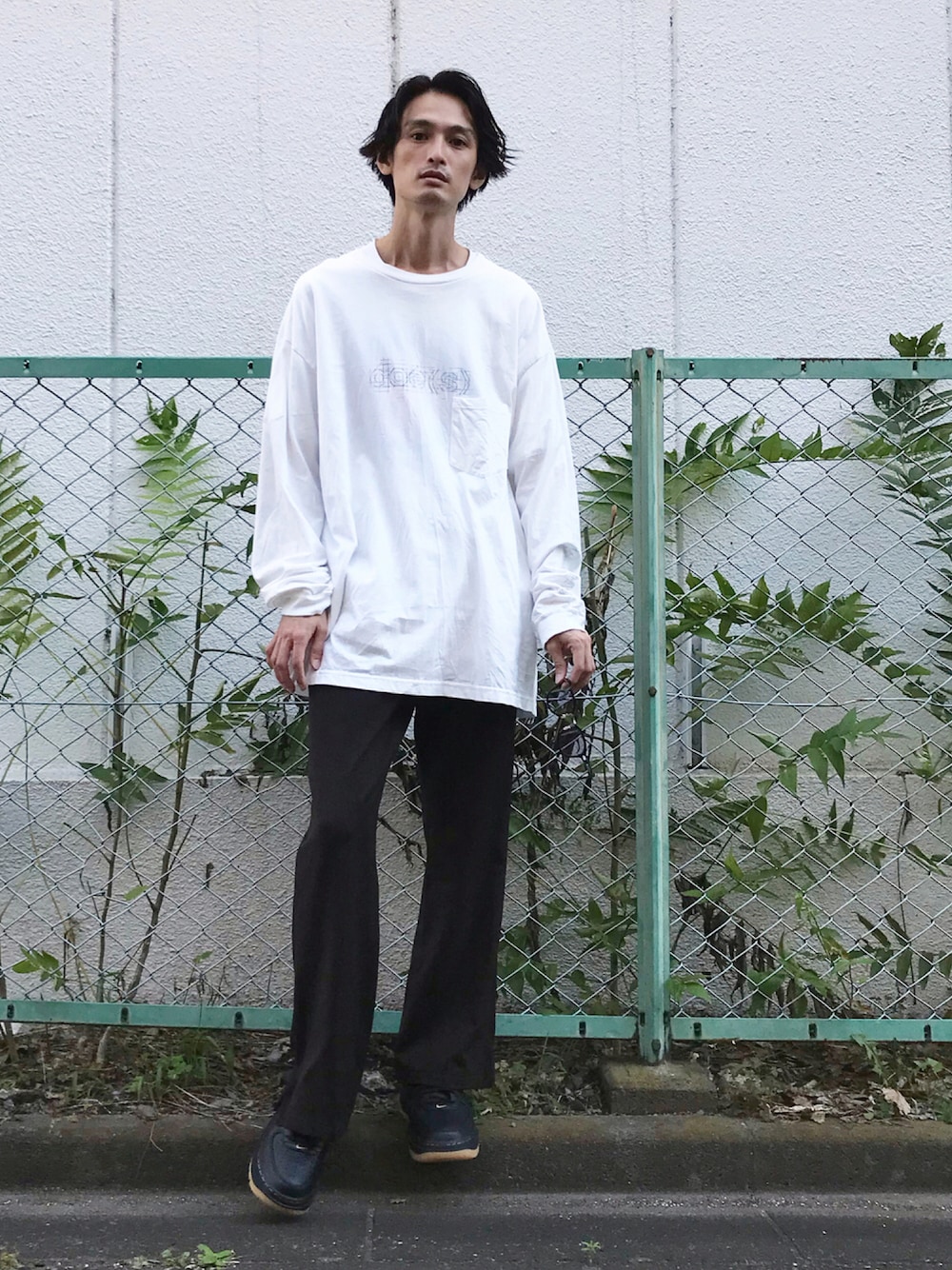 「NIKE、AIR FORCE 1、フレアパンツ、iroquois、NIKE AIR FORCE、TAKAHIROMIYASHITA The SoloIst.」｜「TAKAHIROMIYASHITATheSoloIst.のTAKAHIROMIYASHITA The Soloist.(タカヒロミヤシタザソロイスト) doe(s) (oversized l/s tee)（Tシャツ/カットソー、ホワイト系）」を使った、君嶋麻耶さん（メンズ・176cm）の秋コーディネートの1枚目の写真