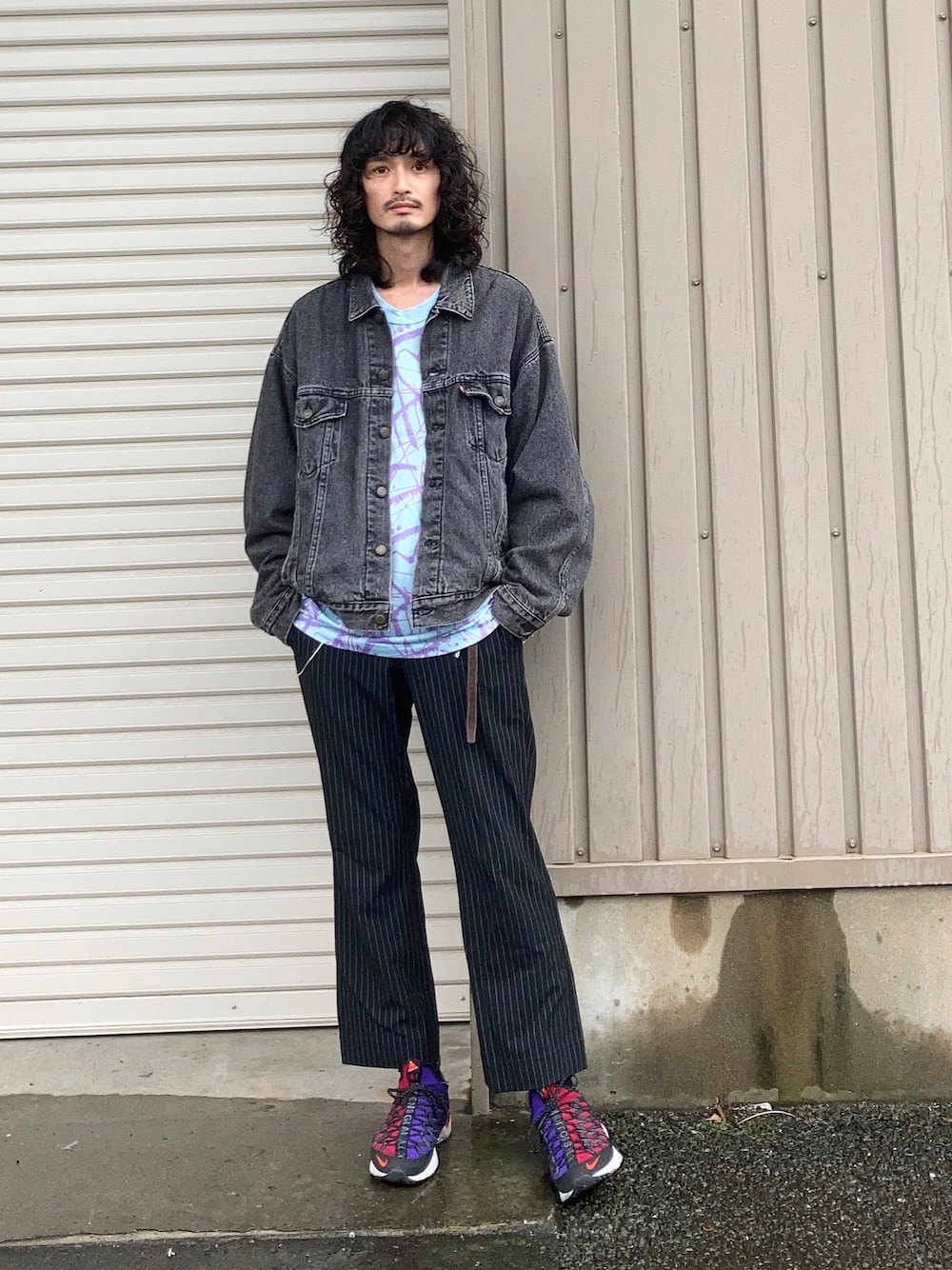 ブルー系のTシャツ/カットソー、ブラック系のスラックスを着用したメンズの秋コーディネートの1枚目の写真