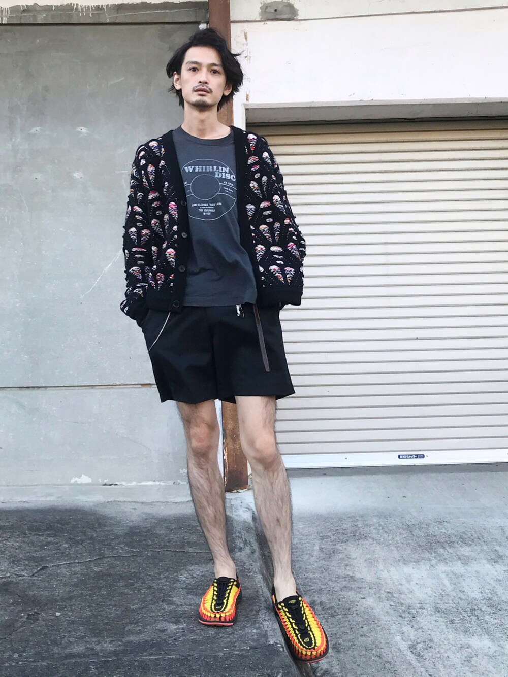 「ニット、ニットカーディガン、adidas、yohjiyamamoto、柄ニット、keen、Y-3、iroquois」｜「IroquoisのOPEN WORK MIX KNIT CD（ニット/セーター、ブラック系）」を使った、君嶋麻耶さん（メンズ・176cm）の秋コーディネートの1枚目の写真