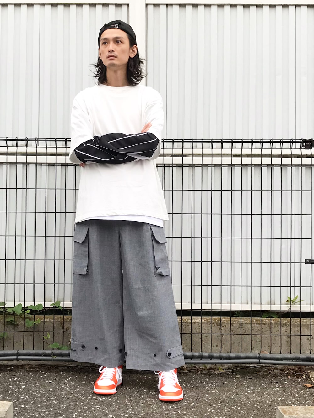 「RAF SIMONS、LECHOPPE、FRUIT OF THE LOOM、yohjiyamamoto、Y-3、NIKE、Jordan、jordan1」｜「RAF SIMONSのBasic cap with badge（キャップ、ブラック系）」を使った、君嶋麻耶さん（メンズ・176cm）の秋コーディネートの1枚目の写真