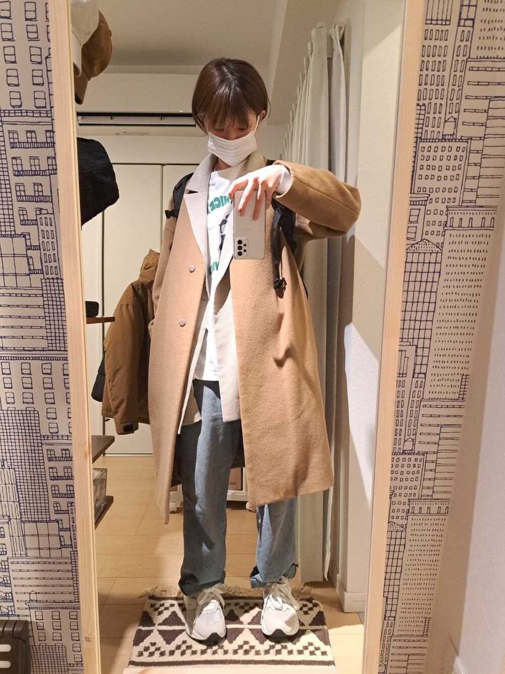 「低身長コーデ、カジュアル、きれいめカジュアル、ロングコート、チェスターコート、ジレ、ロンT、デニムパンツ、スニーカー、ニューバランス、黒リュック」｜「JOURNAL STANDARD relumeのアイテム（ジャケット/アウター、ブラウン系）」を使った、hanateaさん（レディース・156cm）の冬コーディネートの1枚目の写真