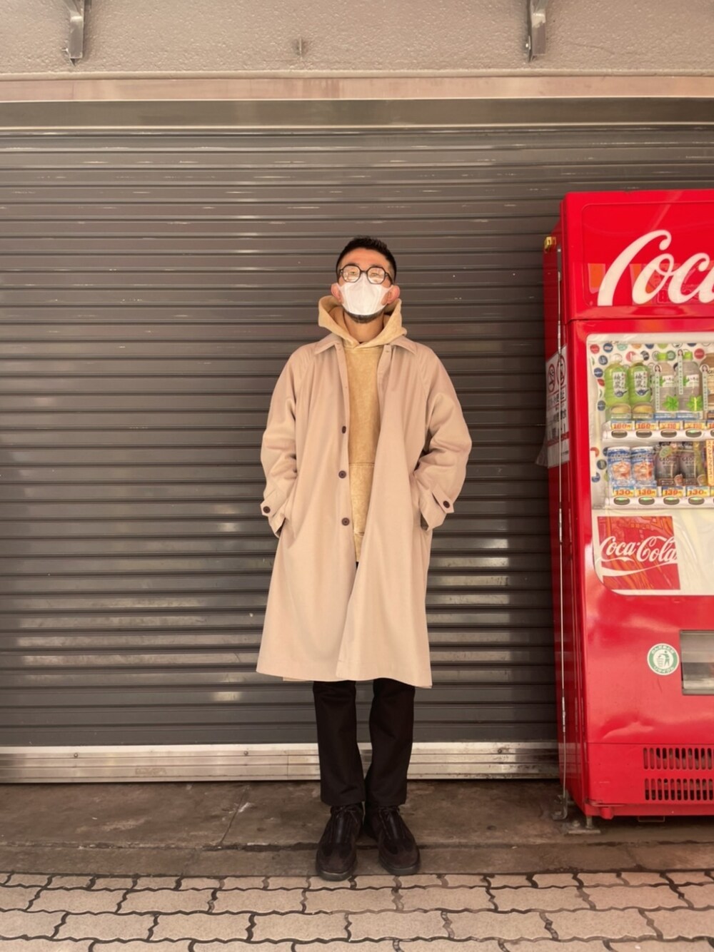 「コート、コートスタイル、コートコーデ、コート×パーカー、休日スタイル、春コーデ、カジュアルコーデ、プチプラ、オーバーサイズ、オトナカジュアル、春アウター、きれいめカジュアル、キレイめ、アースカラー、ファッションの力を信じよう」｜「LES TIENのLES TIEN(レス ティエン)CROPPED PK FLEECE WASH（パーカー、イエロー系）」を使った、神田潔さん（メンズ・175cm）の春コーディネートの1枚目の写真
