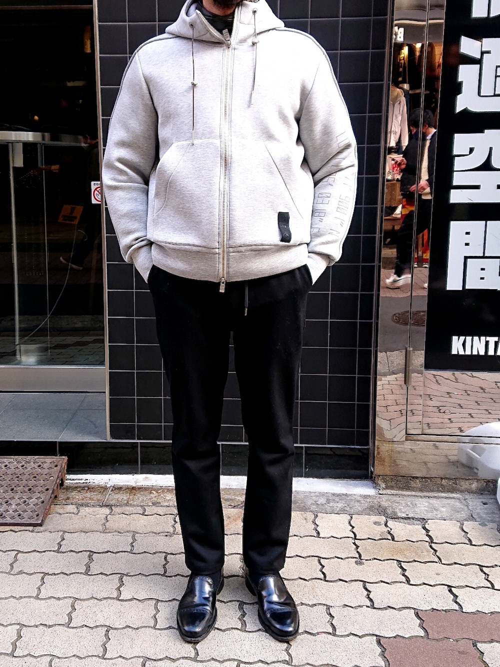 「オトナカジュアル、大人コーデ、プチプラコーデ、きれいめカジュアル、黒、休日スタイル、ゆるコーデ、モード、スウェット、パーカー、パーカーコーデ、大人カジュアル、大人トレンドカジュアル、ワントーンコーデ、ファッションの力を信じよう」｜「B'2ndのPointChary EASY PANTS/ イージーパンツ（スラックス、ブラック系）」を使った、神田潔さん（メンズ・175cm）の冬コーディネートの1枚目の写真