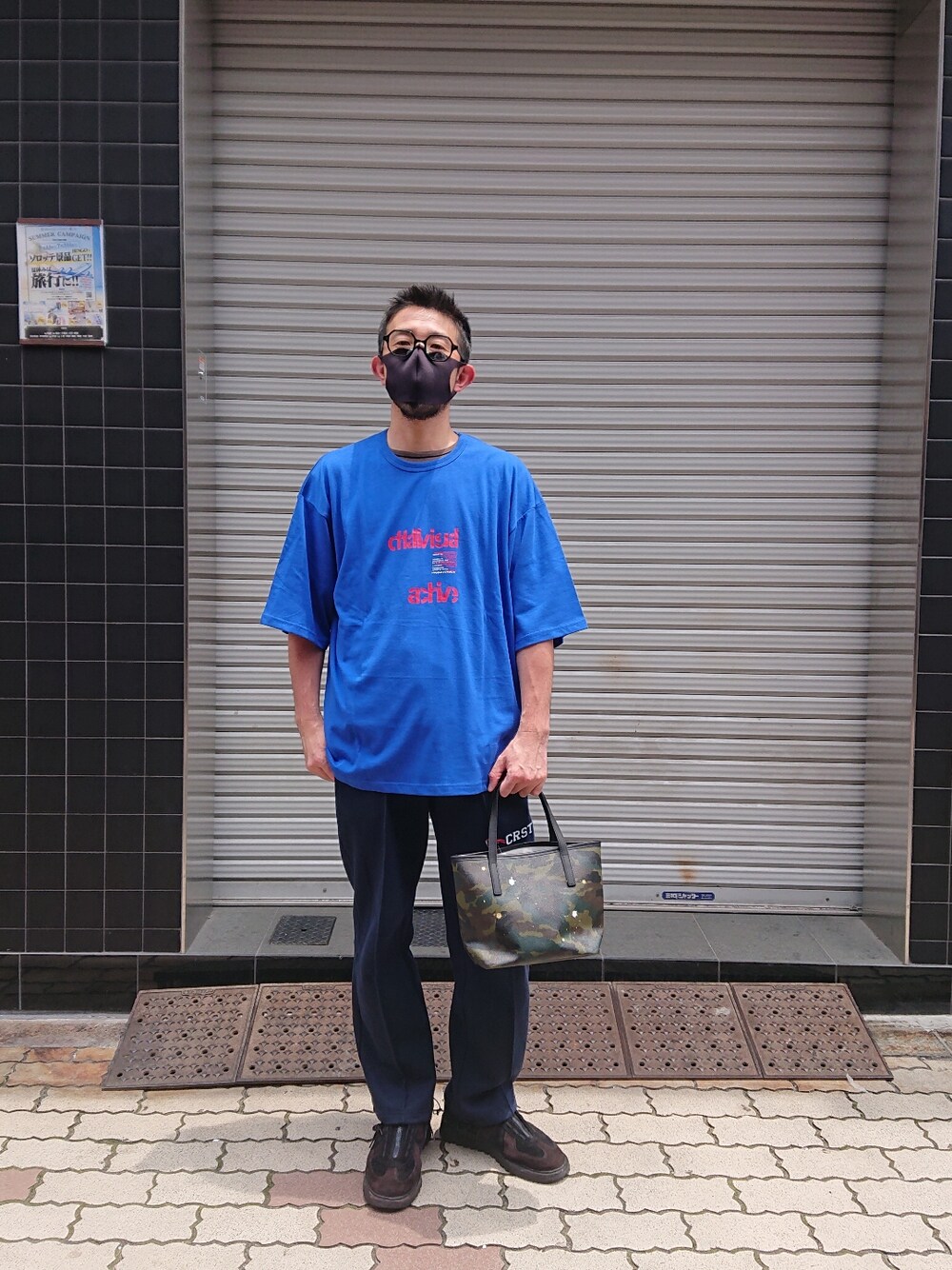 「ビッグシルエット、ピンク、Tシャツ、休日スタイル、ミニバッグ、ラフコーデ、ゆるコーデ、爽やかコーデ、ビッグT、カラー×コーデ」｜「A4AのA4A/エーフォーエー/id/A4A Tシャツ（Tシャツ/カットソー、ブルー系）」を使った、神田潔さん（メンズ・175cm）の夏コーディネートの1枚目の写真