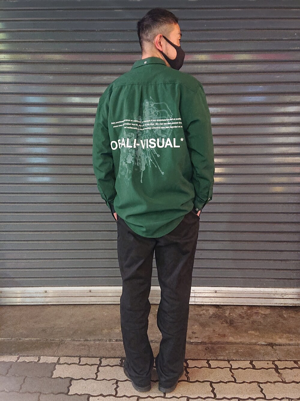 「シンプル、春、ワイドパンツ、ビッグシルエット、シャツ、シャツスタイル、シャツコーデ、シンプルコーデ、シンプルスタイル、カジュアル、カジュアルコーデ、オトナカジュアル、カラーコーデ、ビックシルエット、ファッションの力を信じよう」｜「A4AのA4A(エーフォーエー)  GRAPHIC LSH グラフィックシャツ（シャツ/ブラウス、グリーン系）」を使った、神田潔さん（メンズ・175cm）の春コーディネートの1枚目の写真