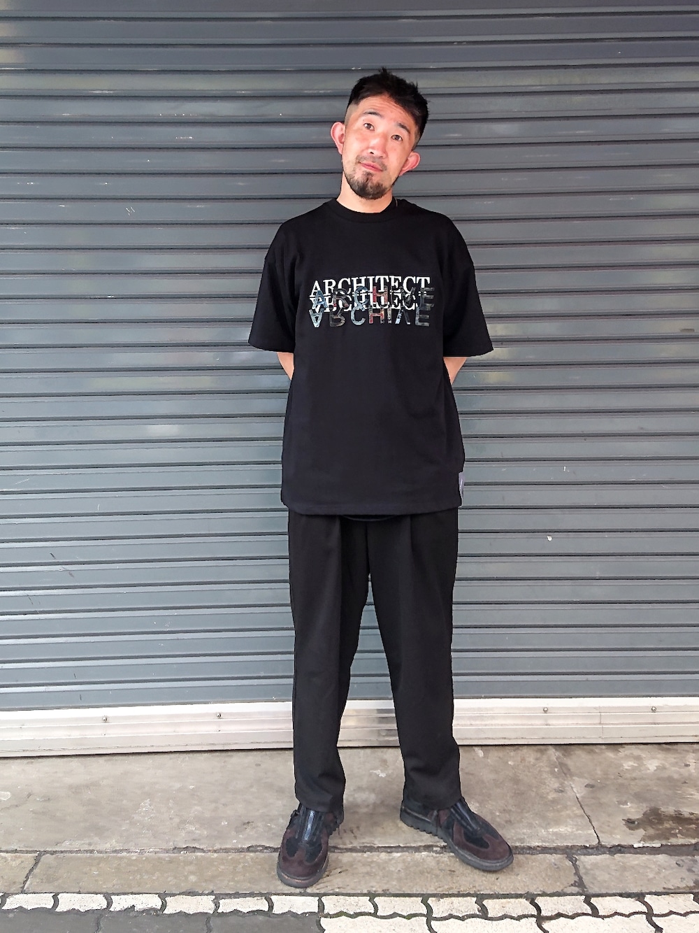 「夏コーデ、大人コーデ、ゆるコーデ、シンプル、ビックシルエット、夏服、ストリートコーデ、Ｔシャツ、タックイン、カラーパンツ、スニーカー、カジュアル、カジュアルコーデ、カラーコーデ、ブラックコーデ」｜「A4AのA4A(エーフォーエー) CIRCLE 半袖Tシャツ（Tシャツ/カットソー、ブラック系）」を使った、神田潔さん（メンズ・175cm）の夏コーディネートの1枚目の写真