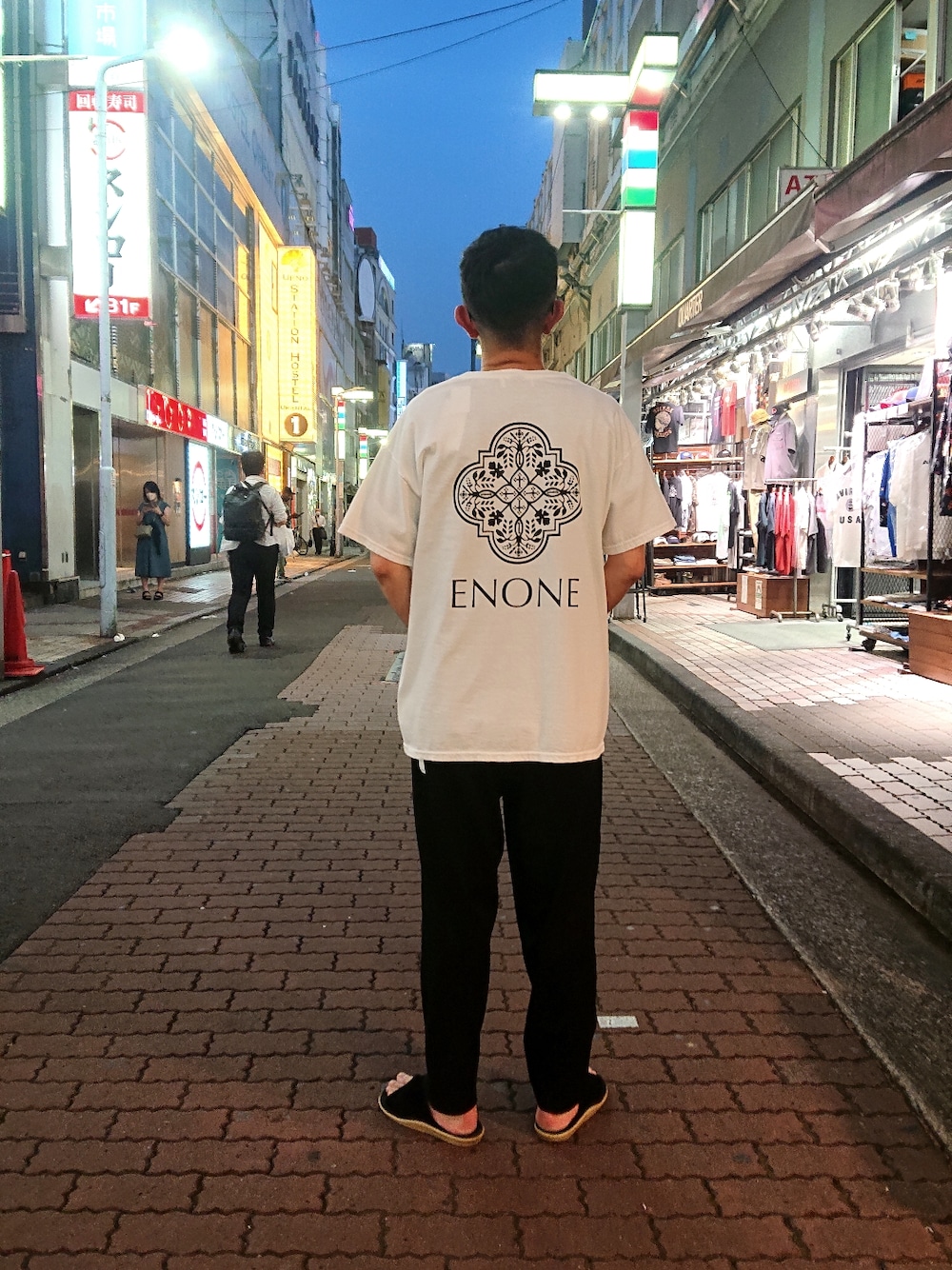 「夏コーデ、シンプルコーデ、大人カジュアル、ワイドパンツ、メンズコーデ、ゆるコーデ、黒、白Tシャツ、シンプル、シンプルスタイル、ファッションの力を信じよう、カジュアル、カジュアルコーデ、グラフィックＴ、ストリート」｜「B'2ndのPointChary (ポイントチャーリー) WIDE 1TUCK TROUSERS（その他パンツ、ブラック系）」を使った、神田潔さん（メンズ・175cm）の夏コーディネートの1枚目の写真