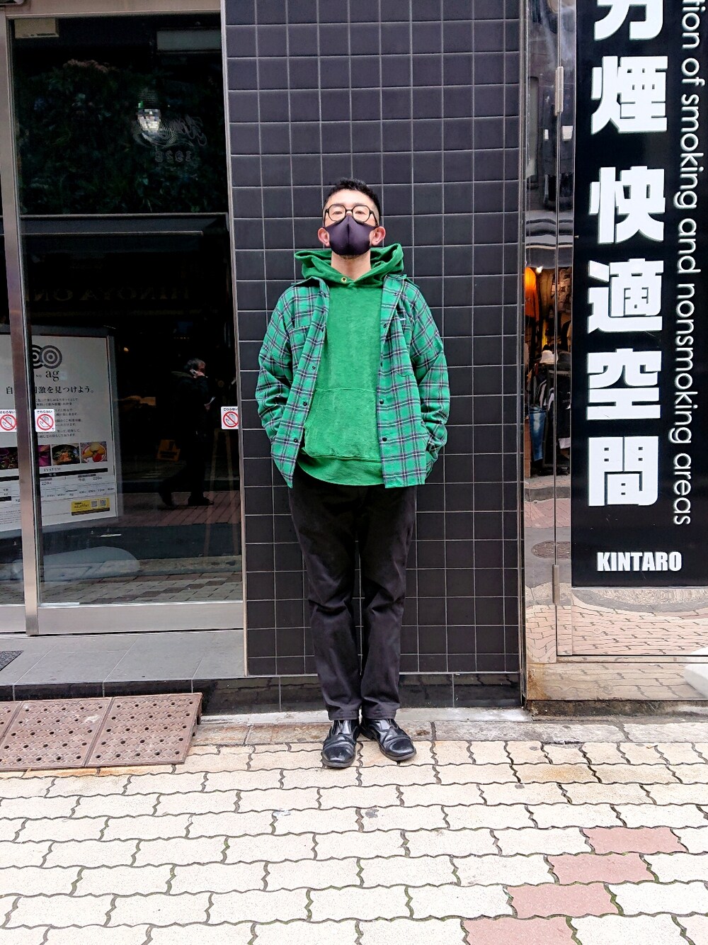 「大人コーデ、みどり、グリーン、シャツスタイル、シャツ、シャツコーデ、パンツスタイル、パーカー、カジュアル、シンプル、ファッションの力を信じよう、春、春服みてみて、アースカラー、大人カジュアル」｜「surtのSURT (サート）WIDE CHINO ワイドチノ（チノパンツ、ブラック系）」を使った、神田潔さん（メンズ・175cm）の春コーディネートの1枚目の写真
