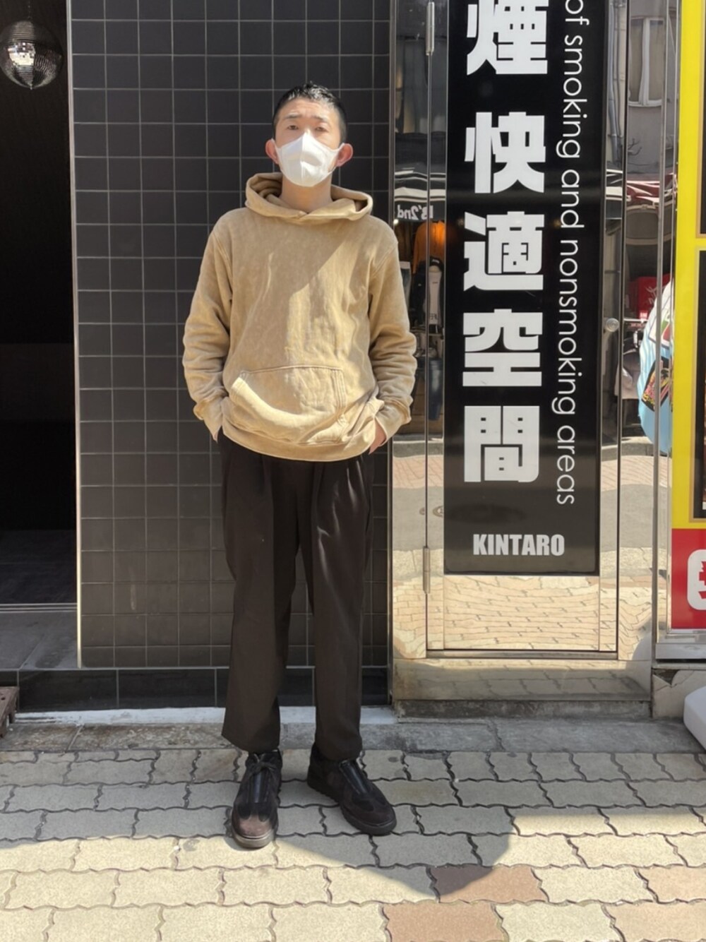 「シンプルコーデ、休日コーデ、オトナカジュアル、春カラー、はるコーデ、スニーカー、ストリートコーデ、パンツスタイル、パーカー、カジュアルコーデ、ラフ、おとなコーデ、オトナ、おとなカジュアル、ファッションの力を信じよう」｜「B'2ndのPointChary (ポイントチャーリー) WIDE 1TUCK TROUSERS（その他パンツ、ブラック系）」を使った、神田潔さん（メンズ・175cm）の春コーディネートの1枚目の写真