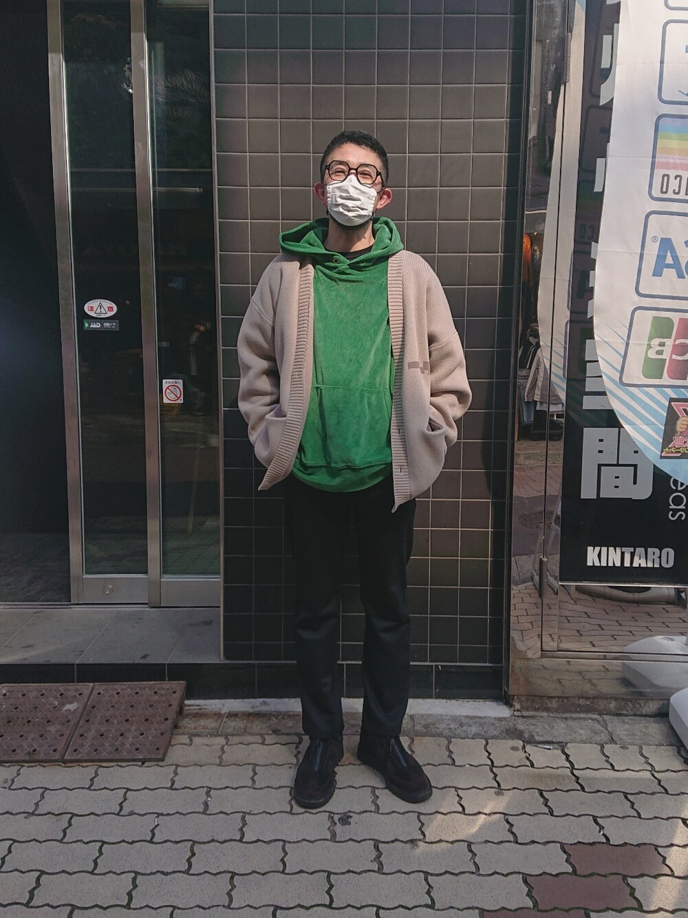 「シンプル、春カラー、きれいめカジュアル、はるコーデ、オーバーサイズ、ビッグシルエット、スニーカーコーデ、春服、お花見コーデ、今日のコーデ、スラックス、カーディガン、ファッションの力を信じよう、はじめましてコーデ、オトナカジュアル」｜「LUSORのLUSOR（ルーソル） Wジャカードロゴカーディガン（カーディガン/ボレロ、グレー系）」を使った、神田潔さん（メンズ・175cm）の春コーディネートの1枚目の写真