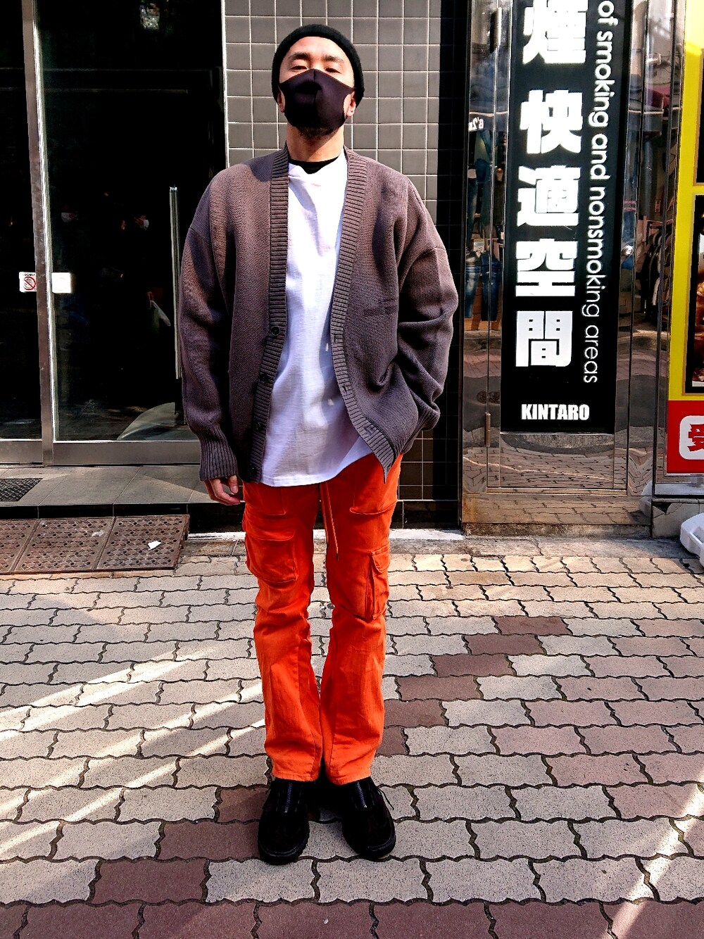 「オススメコーデ、オーバーサイズ、休日スタイル、大人カジュアル、ストリート、リラックススタイル、大人コーデ、ブラックコーデ、カジュアルコーデ、カジュアル、カーディガン、ビックシルエット、ファッションの力を信じよう、カーディガンコーデ、カジュアルスタイル」｜「LUSORのLUSOR（ルーソル） Wジャカードロゴカーディガン（カーディガン/ボレロ、グレー系）」を使った、神田潔さん（メンズ・175cm）の冬コーディネートの1枚目の写真