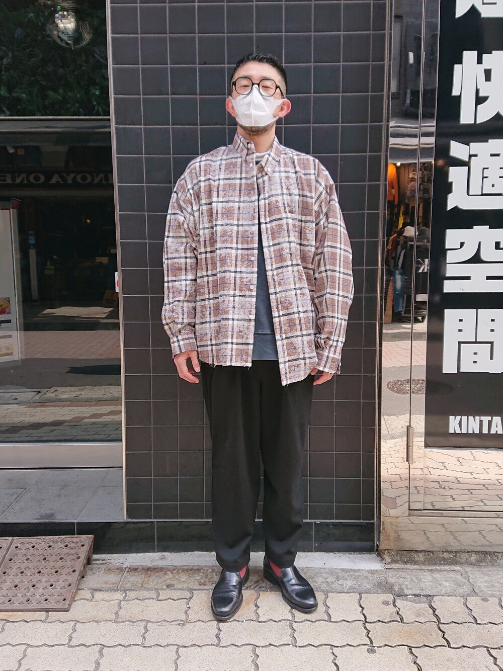 「シャツ、オーバーサイズ、大人カジュアル、きれいめカジュアル、春、春コーデ、シャツスタイル、シンプルスタイル、カジュアルコーデ、はるコーデ」｜「B'2ndのPointChary (ポイントチャーリー) WIDE 1TUCK TROUSERS（その他パンツ、ブラック系）」を使った、神田潔さん（メンズ・175cm）の春コーディネートの1枚目の写真