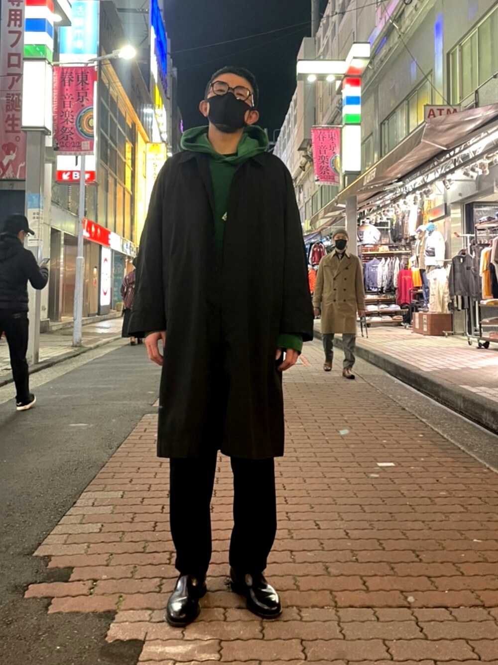 「春、シンプルスタイル、今日のコーデ、ビッグシルエット、春コーデ、きれいめカジュアル、大人カジュアル、休日コーデ、ブラック、ブラックコーデ、コート、コートスタイル、コートコーデ、セットアップ、アメカジコーデ」｜「A4AのA4A(エーフォーエー) ステンカラーコート（ステンカラーコート、ブラック系）」を使った、神田潔さん（メンズ・175cm）の春コーディネートの1枚目の写真