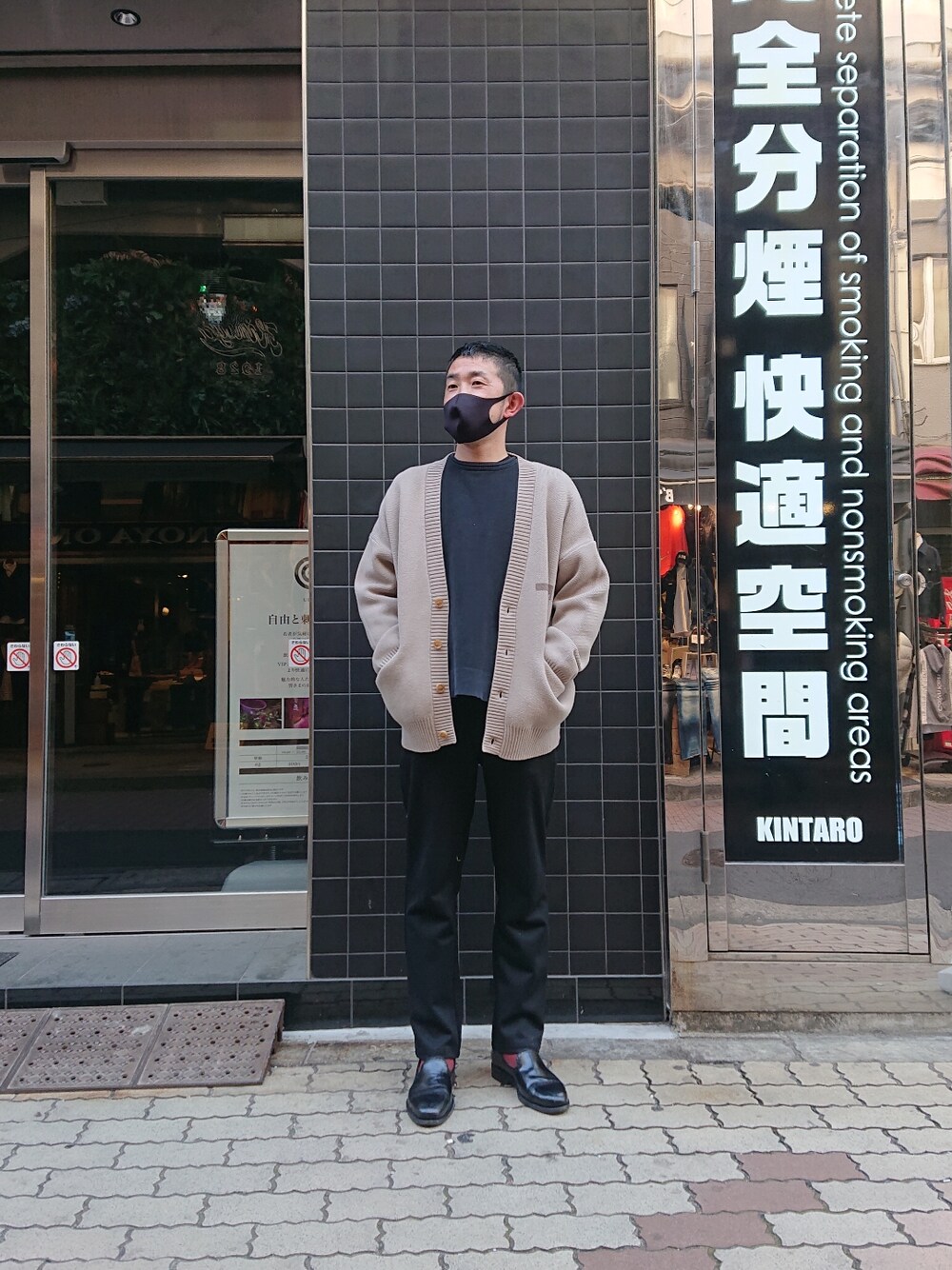 「春、カジュアルコーデ、きれいめカジュアル、春アウター、ストリートコーデ、ラフ、ファッションの力を信じよう、春ニット、パンツスタイル、パンツコーデ、ブラック、カジュアル、オトナカジュアル、大人コーデ、カラーコーデ」｜「B'2ndのPointChary EASY PANTS/ イージーパンツ（スラックス、ブラック系）」を使った、神田潔さん（メンズ・175cm）の春コーディネートの1枚目の写真