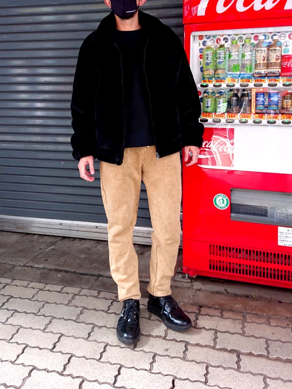 「休日スタイル、休日コーデ、秋冬コーデ、ストリートMIX、黒、冬、ボア、ボアジャケット、ボアブルゾン、ファッションの力を信じよう、大人カジュアル、大人コーデ、カジュアル、カジュアルコーデ」｜「LES TIENのLES TIEN(レス ティエン)CLASSIC SWEAT PANT（その他パンツ、イエロー系）」を使った、神田潔さん（メンズ・175cm）の冬コーディネートの1枚目の写真