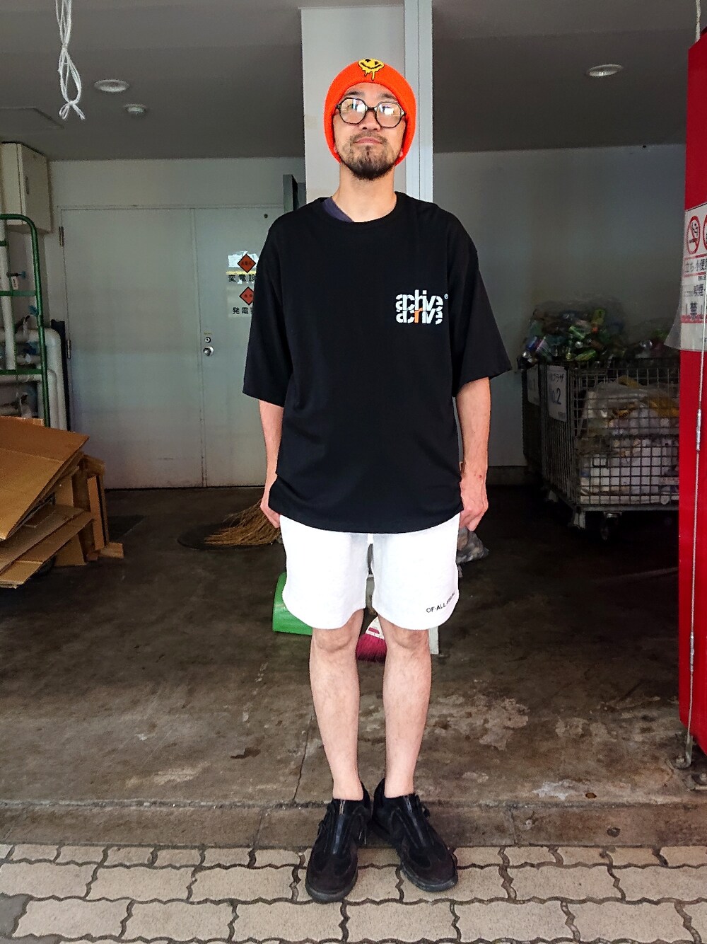 「シンプル、Tシャツ、スニーカーコーデ、ハーフパンツ、リラックススタイル、夏コーデ、夏服、半袖、オトナカジュアル、タンパンスタイル」｜「A4AのA4A/エーフォーエー/id/CALENDER Tシャツ（Tシャツ/カットソー、ブラック系）」を使った、神田潔さん（メンズ・175cm）の夏コーディネートの1枚目の写真