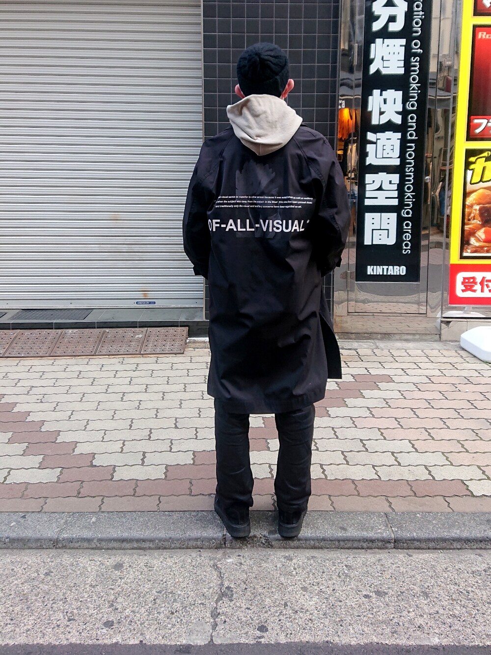 「カジュアルコーデ、オーバーサイズ、ゆるコーデ、バックスタイル、プチプラ、プリント、ブラック、ブラックコーデ、ストリート、シンプルコーデ、スニーカーコーデ、今日のコーデ、はるコーデ、ファッションの力を信じよう、きれいめカジュアル」｜「A4AのA4A(エーフォーエー) ステンカラーコート（ステンカラーコート、ブラック系）」を使った、神田潔さん（メンズ・175cm）の春コーディネートの1枚目の写真