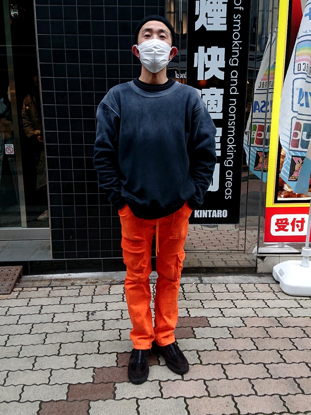 「休日スタイル、大人コーデ、スニーカー、休日コーデ、ストリート、スウェット、スニーカーコーデ、春コーデ、カジュアルコーデ、ファッションの力を信じよう、白スニーカー、リラックススタイル、スニーカースタイル、スポーツミックス、大人カジュアル」｜「LES TIENのLES TIEN(レス ティエン)グラデーションクルースウェット（スウェット、ブラック系）」を使った、神田潔さん（メンズ・175cm）の冬コーディネートの1枚目の写真