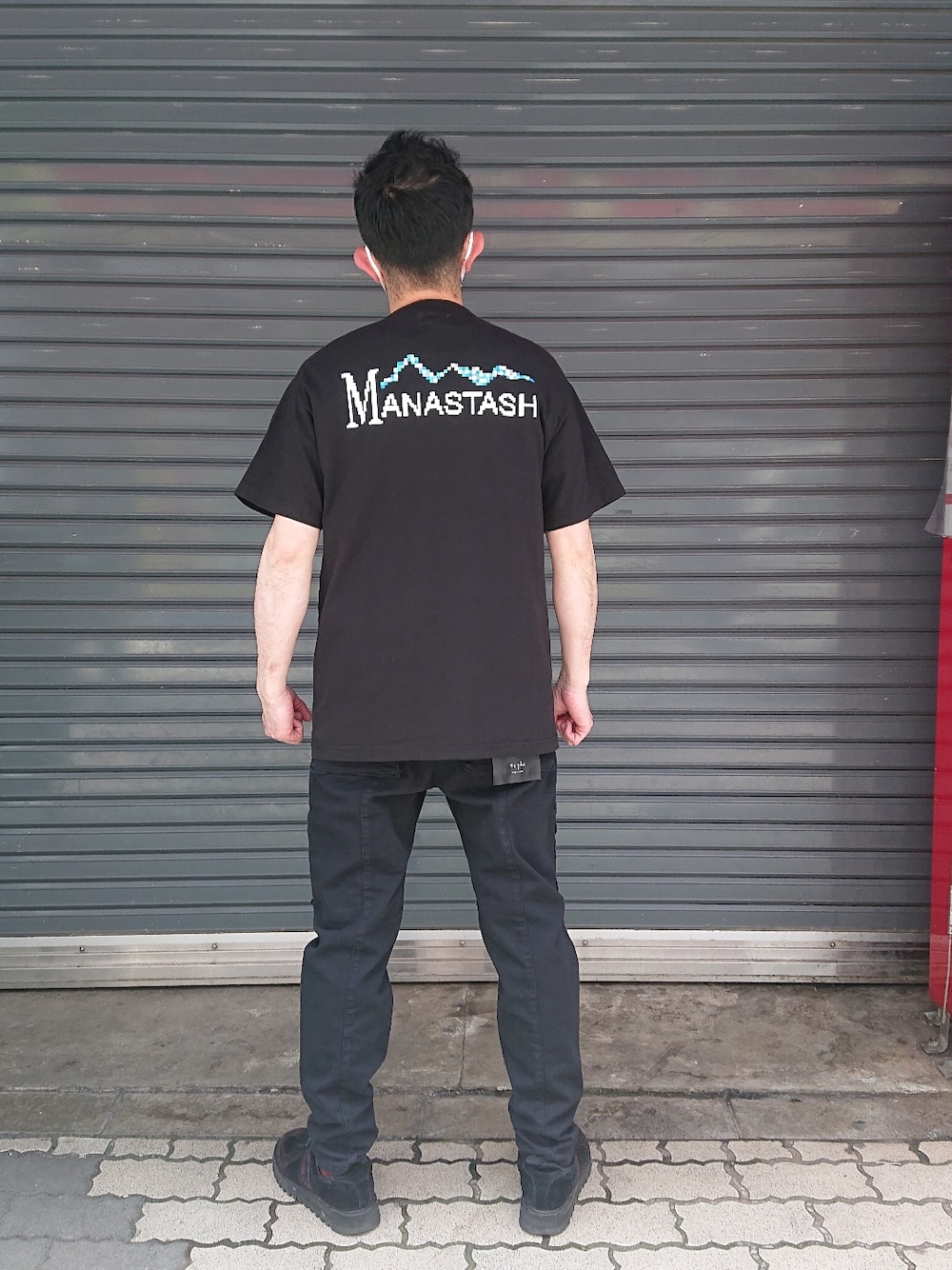 「ブラック、夏、ブラックコーデ、大人カジュアル、シンプルコーデ、夏コーデ、今日のコーデ、なつこーで、夏だ！Tシャツ着よう！」｜「surtのSURT（サート）CARGOカーゴパンツ（デニムパンツ、ブラック系）」を使った、神田潔さん（メンズ・175cm）の春コーディネートの1枚目の写真