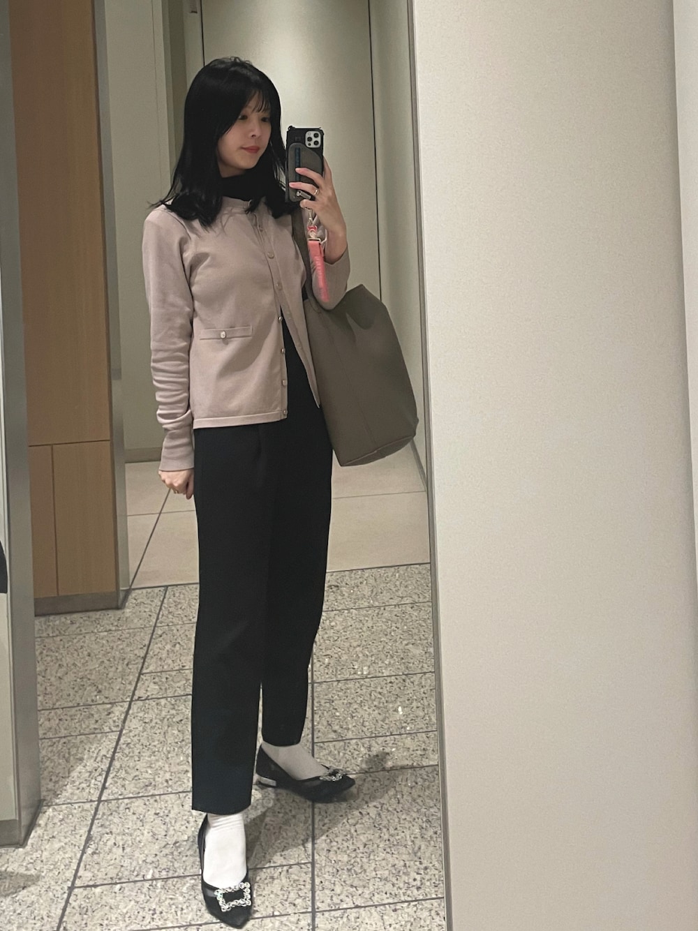 「冬コーデ、大人女子、ベージュカーディガン、ホワイトソックス、靴下コーデ、ビジュー、ビジューパンプス、ハイネック、黒タートルネック、通勤コーデ」｜「anuansのアイテム（カーディガン/ボレロ、ベージュ系）」を使った、co_baby5さん（レディース・153cm）の冬コーディネートの1枚目の写真