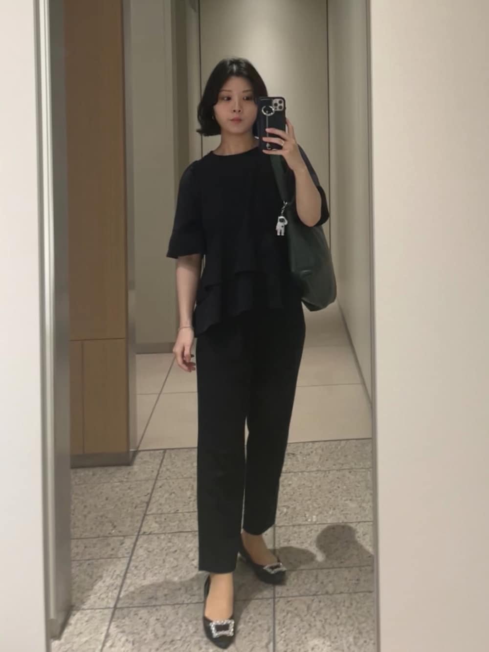 ブラック系のスラックス、ブラック系のパンプス、ブルー系のシャツ/ブラウスを着用したレディースの夏コーディネートの1枚目の写真