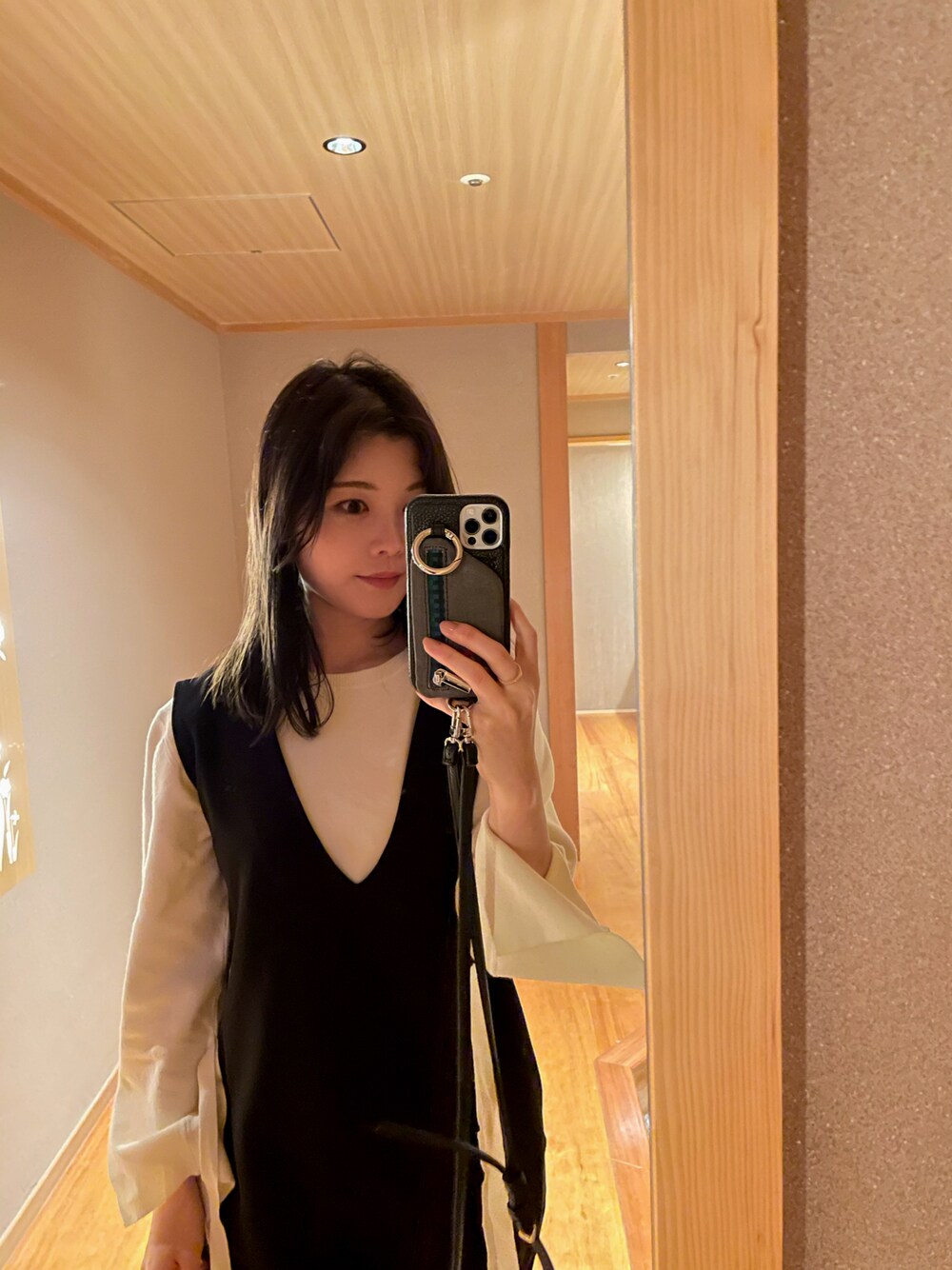 「秋冬コーデ、オトナ女子、おしゃれさんと繋がりたい、大人コーデ、きれいめカジュアル、ジャンパースカート、白ニット」｜「Bonjour SaganのVネックロングジャンスカ/ポケット付き（ジャンパースカート、ブラック系）」を使った、co_baby5さん（レディース・153cm）の冬コーディネートの1枚目の写真