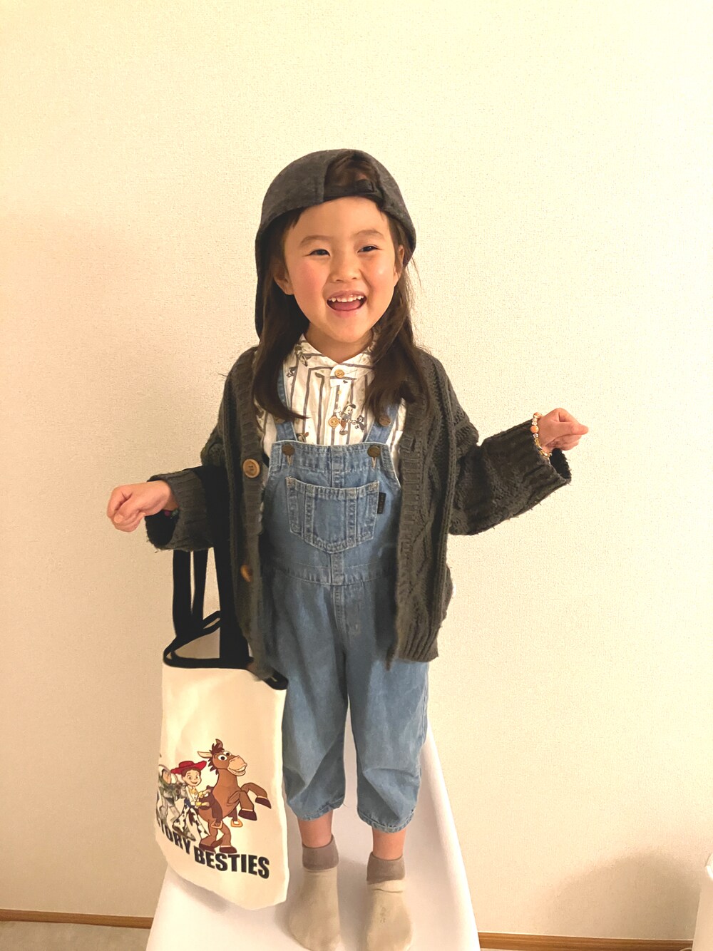 「プチプラ、ブチプラコーデ、100cm、おんなのこコーデ、サロペット、キッズファッション、デニム、おでかけコーデ、ハット、帽子、おしゃれさんと繋がりたい」｜「Birthdayのアイテム（サロペット/オーバーオール、ブルー系）」を使った、miipuuさん（キッズ・100cm）の冬コーディネートの1枚目の写真
