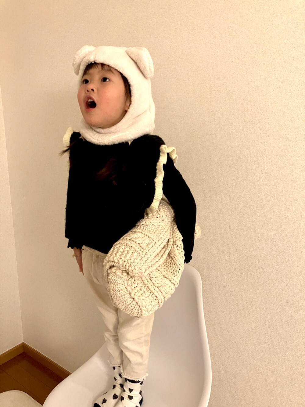 「キッズコーデ、モノトーン、100cm、くまさん、冬コーデ、女の子コーデ、プチプラコーデ、プチプラ、ベスト、4歳」｜「BREEZEのアイテム（ベスト、ブラック系）」を使った、miipuuさん（キッズ・100cm）の冬コーディネートの1枚目の写真