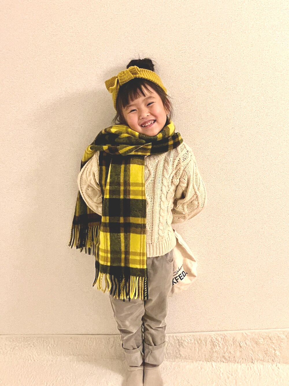 「マフラー、コーデュロイパンツ、白セーター、ヘアバンド、4歳、100cm、キッズコーデ、冬コーデ、いいね、save、フォローお願いします🤑、お休みコーデ」｜「A BATHING APEのBAPECHECK STOLE（ストール/ショール、イエロー系）」を使った、miipuuさん（キッズ・100cm）の冬コーディネートの1枚目の写真