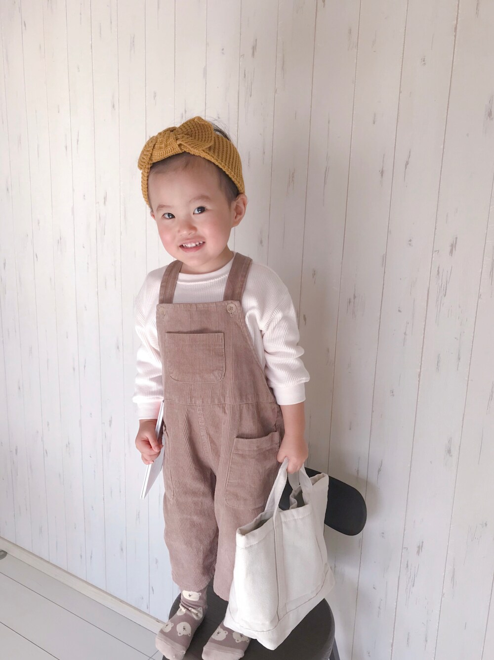 「キッズコーデ、秋冬コーデ、休日コーデ、むすめ服、monmimi、おんなのこコーデ、韓国子供服、2歳、シンプルコーデ、サロペット、ヘアバンド」｜「3coinsのアイテム（バッグ、ホワイト系）」を使った、miipuuさん（キッズ・90cm）の秋コーディネートの1枚目の写真