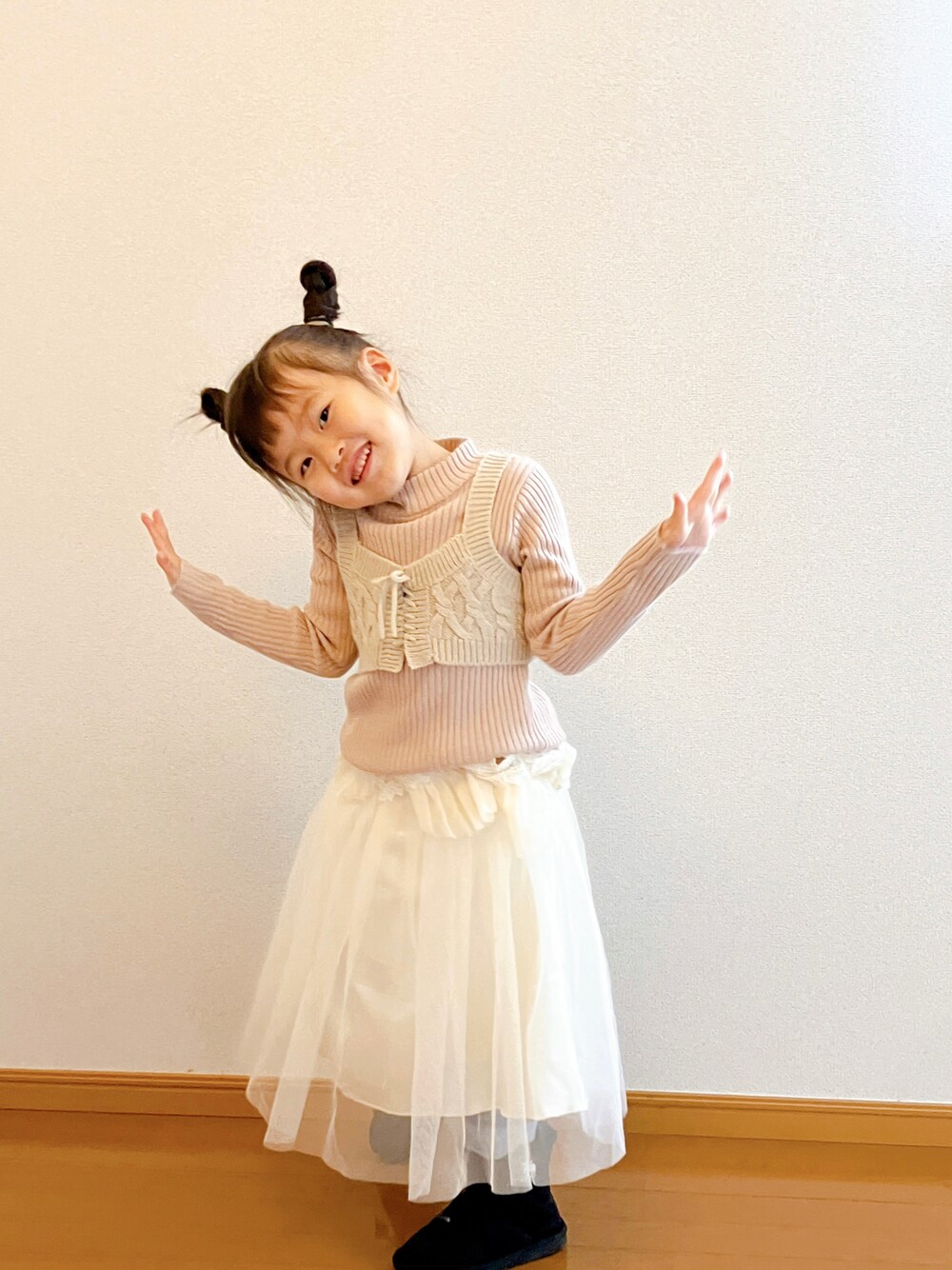 「ワンピース、おんなのこコーデ、4歳、100cm、ベアトップ、ウサギヘアー、いいね、save、フォローお願いします🤑、キッズコーデ、冬のコーデ」｜「SHEINのアイテム（ワンピース、ホワイト系）」を使った、miipuuさん（キッズ・100cm）の冬コーディネートの1枚目の写真