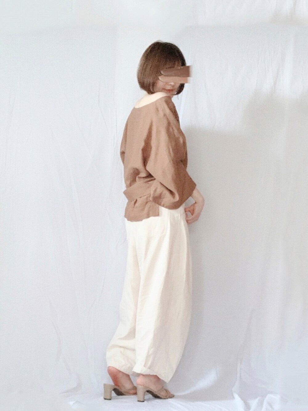 「ohotoro、オーバーサイズ、コクーンパンツ、ホワイトパンツ、カジュアル、オトナカジュアル、vivian、merlot、154cm、骨格診断ウェーブ」｜「MERLOTのウエストドロストコクーンワイドパンツ1127（その他パンツ、ホワイト系）」を使った、みはねさん（レディース・154cm）の夏コーディネートの1枚目の写真