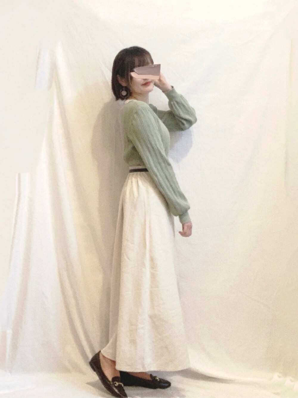 「はるコーデ、スプリングコーデ、ピスタチオ、ホワイト、ロングスカート、GRL、KBF、154cm、骨格ウェーブ、春色、ローファー、キレイめ、フレアスカート、グリーン」｜「SESTOのビット付きスクエアトゥローファーパンプス※※（ローファー、ブラウン系）」を使った、みはねさん（レディース・154cm）の春コーディネートの1枚目の写真