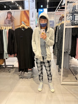 「CONVERSE（コンバース）のアイテム（シューズ、ブルー系）」を使った、周冠霖さん（メンズ）の秋コーディネート