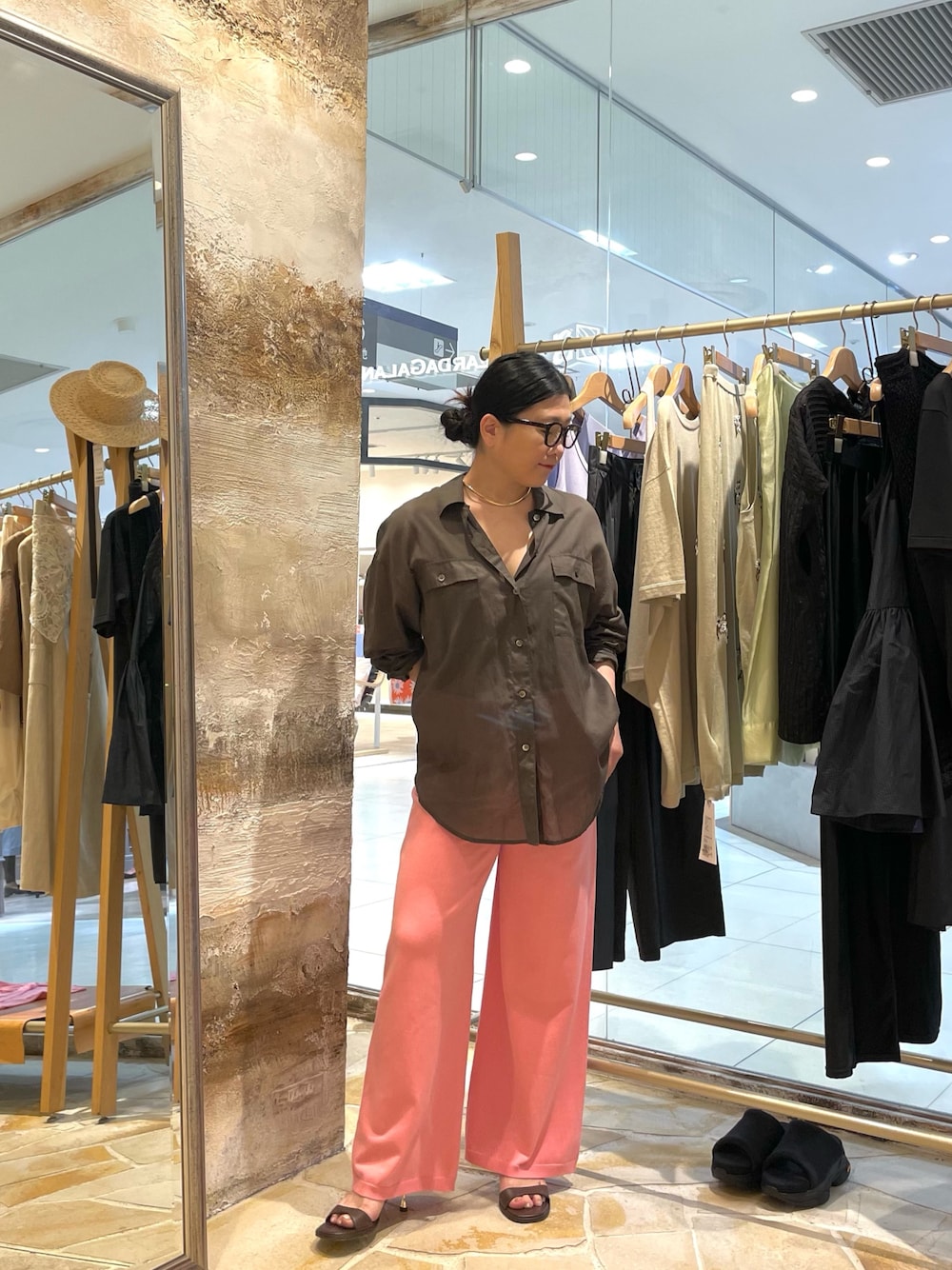 「GALLARDAGALANTEのローンシャツ（シャツ/ブラウス、グレー系）」を使った、ggみきさん（レディース・153cm）の夏コーディネートの1枚目の写真