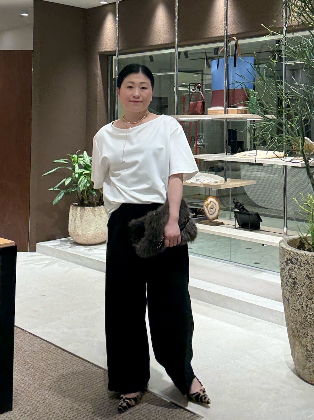 「オフィスカジュアル、秋服準備はじめました、秋服コーデ、オトナカジュアル、キレイめカジュアル、お出かけコーデ、ラクチンコーデ、パンツコーデ、150cm台コーデ、モノトーンコーデ、40代ファッション、30代ファッション、50代ファッション」｜「GALLARDAGALANTEの【CHIHAYAコラボ】スウェードライクタックイージーパンツ（その他パンツ、ブラック系）」を使った、ggみきさん（レディース・153cm）の秋コーディネートの1枚目の写真