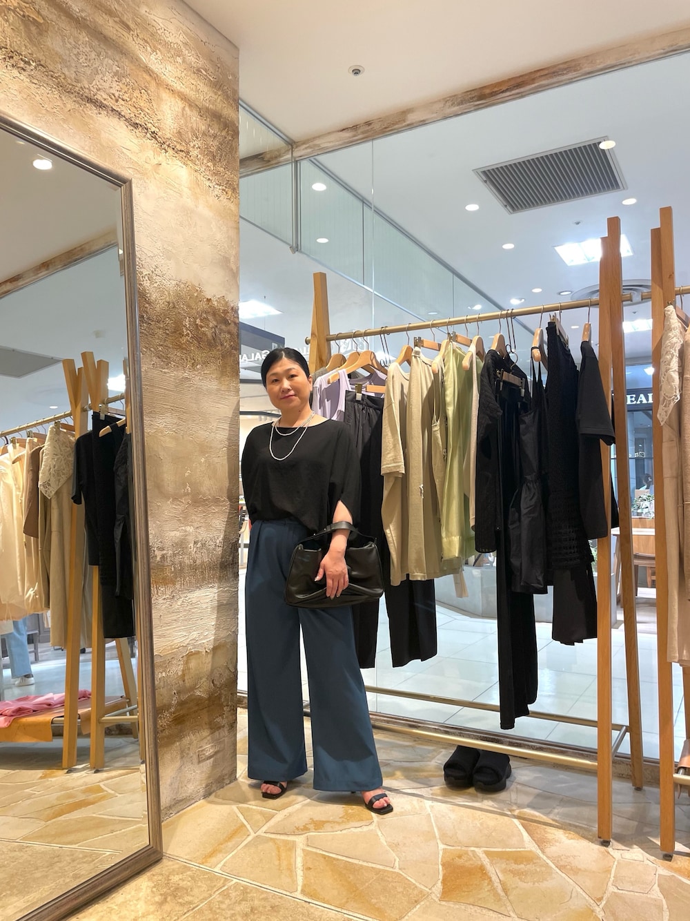 「オトナカジュアル、夏ファッション、パンツスタイル、大人女子、大人カジュアルコーデ、痩せ見え、脚長効果、スタイルアップ、30代コーデ、40代ファッション、50代ファッション」｜「GALLARDAGALANTEのイージータックワイドパンツ（その他パンツ、グリーン系）」を使った、ggみきさん（レディース・153cm）の夏コーディネートの1枚目の写真