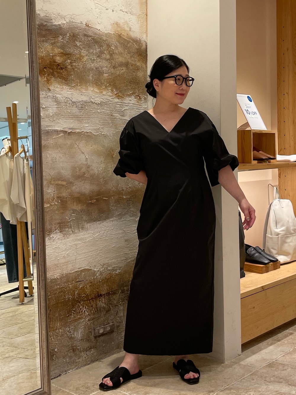 「シンプルコーデ、大人カジュアルコーデ、きれいめカジュアル、ブラックコーデ、ワントーンコーデ、ワンピーススタイル、オトナカジュアル、オンオフスタイル、オンオフ使える、30代コーデ、40代コーデ、アラフォーコーデ」｜「GALLARDAGALANTEのパフスリーブワンピース（ワンピース、ブラック系）」を使った、ggみきさん（レディース・153cm）の夏コーディネートの1枚目の写真