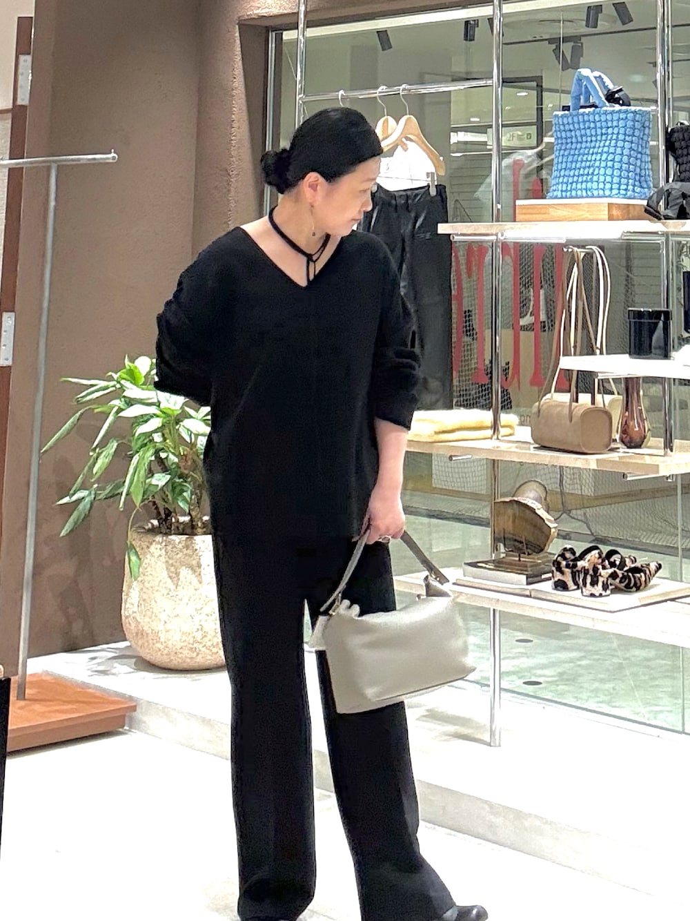 ブラック系のその他パンツ、ブラック系のニット/セーターを着用したレディースの秋コーディネートの1枚目の写真