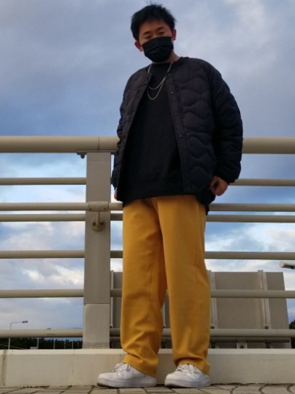 「UNIQLO、White Mountaineering、Champion、OPENINGACT、NIKE、寅年、寅コーデ、ストリートコーデ、ストリートファッション、休日コーデ、リバースウィーブ、カラーパンツ、ウルトラライトダウン、AIR FORCE 1、古着MIX」｜「OPENING ACTのアイテム（スラックス、イエロー系）」を使った、たこさん（メンズ・173cm）の冬コーディネートの1枚目の写真