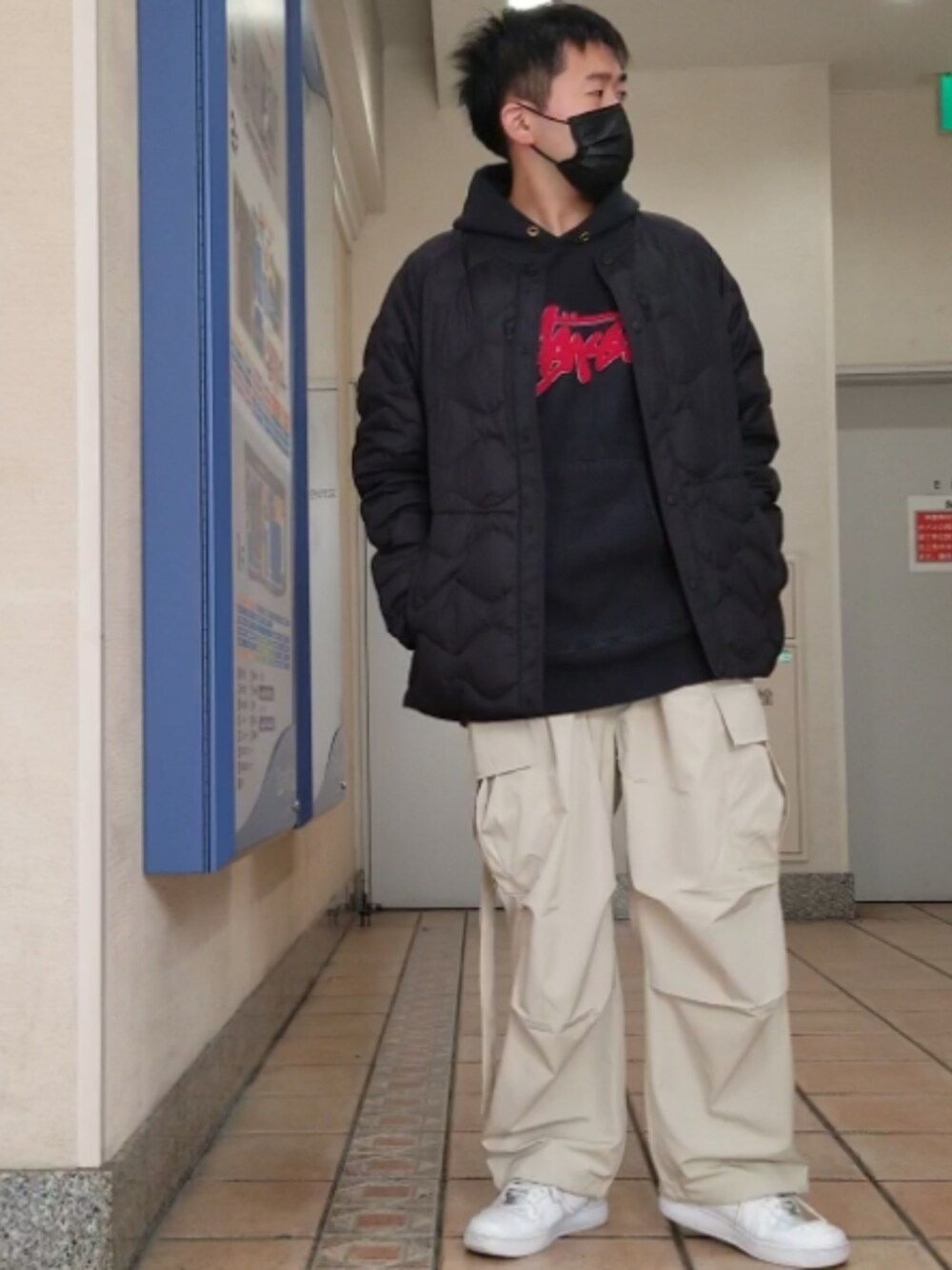 「stussy、Champion、リバースウィーブ、OPENINGACT、カーゴパンツ、NIKE、AIR FORCE 1、UNIQLO、White Mountaineering、ウルトラライトダウン、ストリート、ストリートコーデ、ストリートファッション、ロゴスウェット、フォローミー」｜「STUSSY×Championのアイテム（パーカー、ブラック系）」を使った、たこさん（メンズ・173cm）の冬コーディネートの1枚目の写真