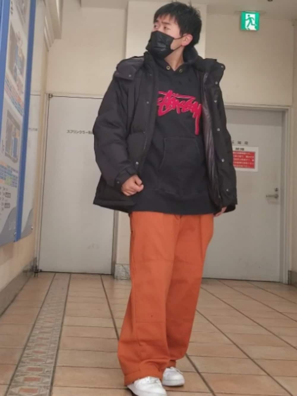 「UNIQLO、+J、stussy、Dickies、NIKE、Champion、リバースウィーブ、ロゴパーカー、ロゴスウェット、古着、used、デットストック、ダブルニー、ストリートファッション、ストリートコーデ」｜「Dickiesのアイテム（その他パンツ、オレンジ系）」を使った、たこさん（メンズ・173cm）の冬コーディネートの1枚目の写真