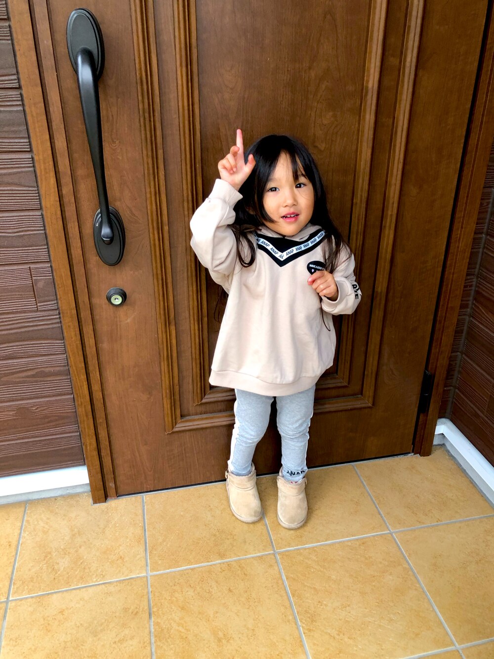 「ANAP kidsのアイテム（パーカー、ベージュ系）」を使った、澪奈さん（キッズ・100cm）の秋コーディネートの1枚目の写真