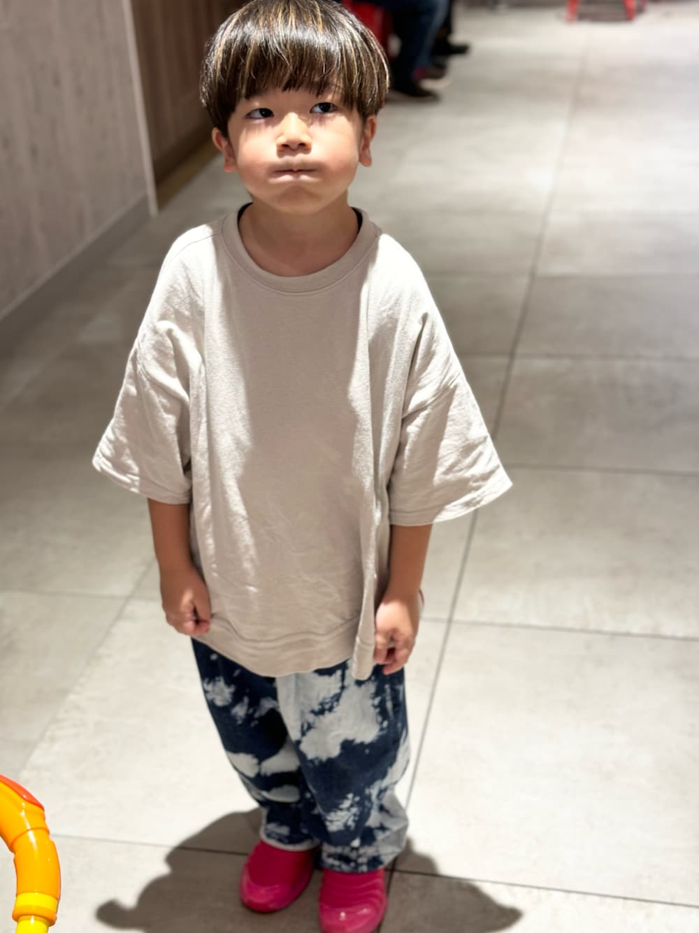 「Tシャツ×デニム、スニーカー」｜「BIG FIELDのデニムミリタリータックパンツ（デニムパンツ、ブルー系）」を使った、saku_1119さん（キッズ・110cm）の秋コーディネートの1枚目の写真